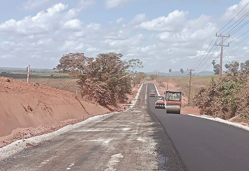  Avançam as obras de pavimentação da estrada de Serra Pelada