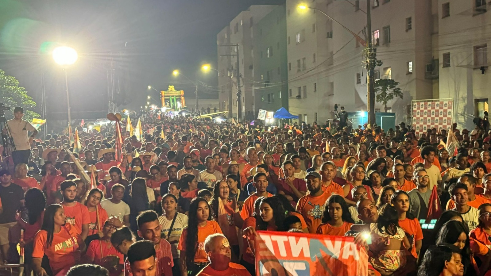  Multidão acompanha o primeiro comício de Aurélio Goiano; Candidato quer construir hospital da mulher se for eleito