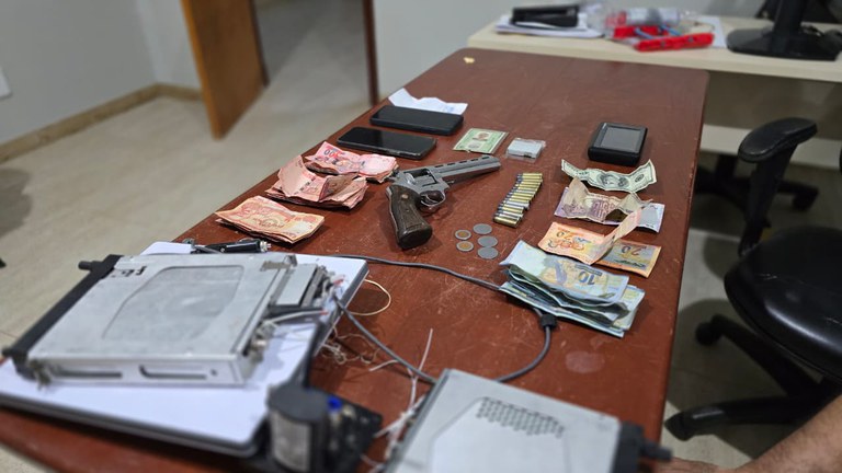  Polícia Federal prende dois tripulantes de avião com droga