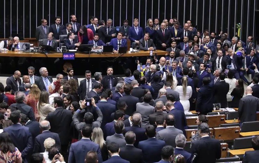  Câmara aprova urgência para projeto de anistia a golpistas