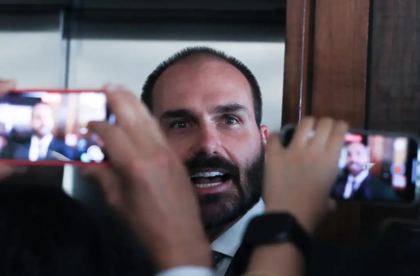  PF determina retorno imediato de Eduardo Bolsonaro a cargo de escrivão