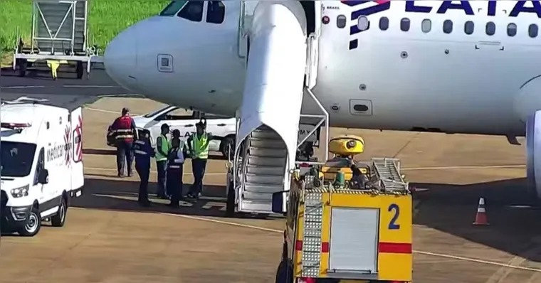  Passageiros enfrentam susto em voo após carregador pegar fogo
