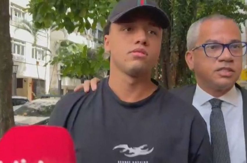  Indignação Nacional: Acusado de Estupro Coletivo Exibe Camisa com Frase ‘Não Me Arrependo de Nada’ Durante Prisão