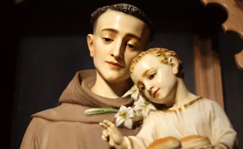 Santo Antônio: História, devoção e as orações que inspiram o amor e a união