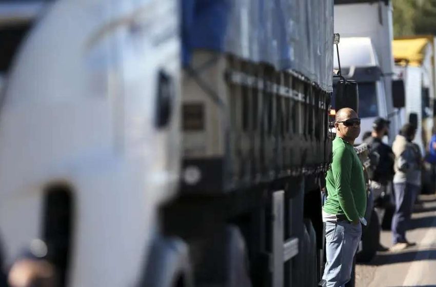  Caminhoneiros iniciam paralisação nacional em portos por votação urgente da MP do frete