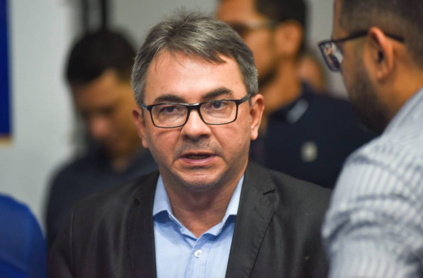 Decisão judicial mantém secretário de Obras no exercício do cargo