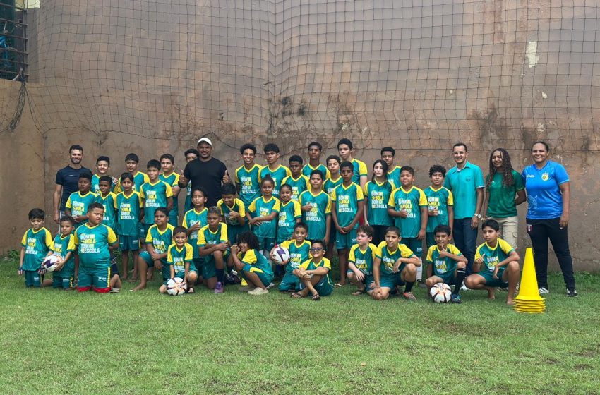 Entrega de uniformes fortalece atividades do projeto Bom de Bola, Bom na Escola no Habitar Feliz