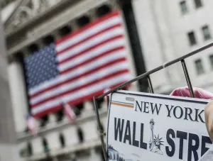 Bolsas de Nova York recuam sob pressão de juros altos e tensões geopolíticas