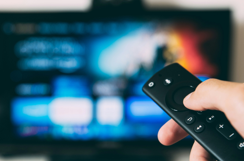 Botão de mute do controle remoto esconde atalho para recursos de acessibilidade na TV