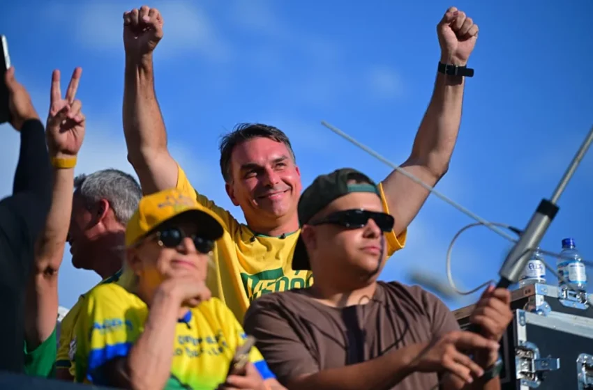 Flávio Bolsonaro acusa CNBB de envolvimento em fake news sobre padroeira