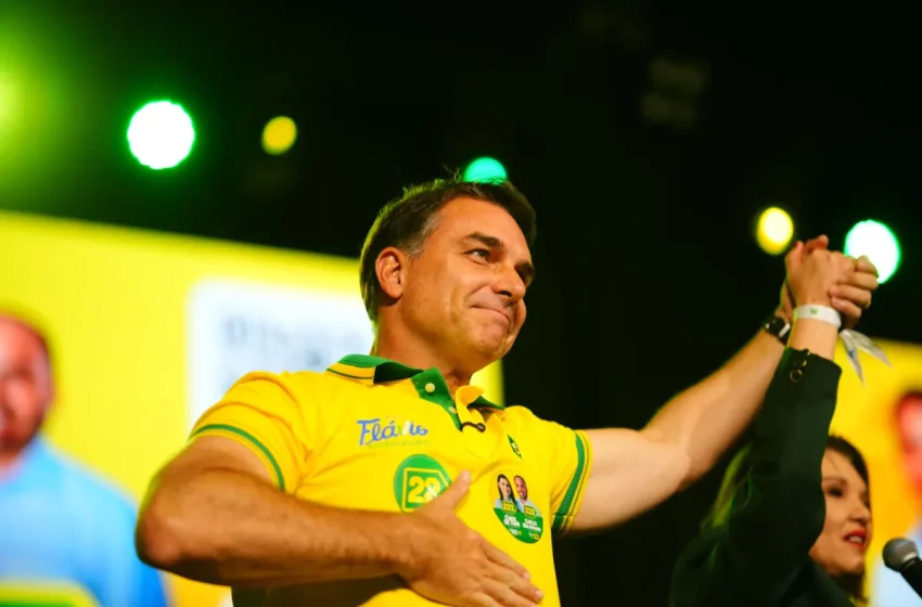 Flávio Bolsonaro confirma presença em debate decisivo, independentemente de Lula