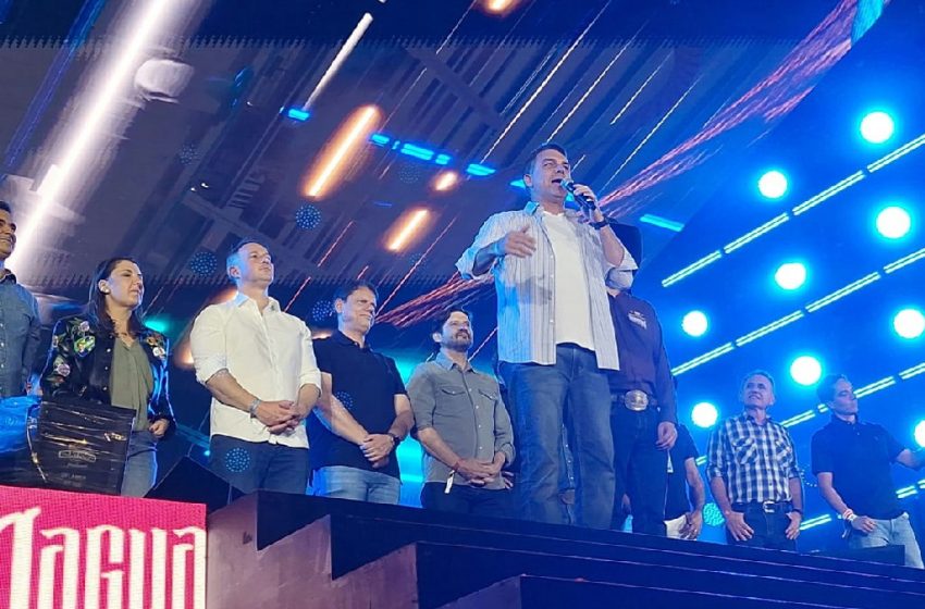 Flávio Bolsonaro e Tarcísio de Freitas marcam presença em rodeio de Jaguariúna