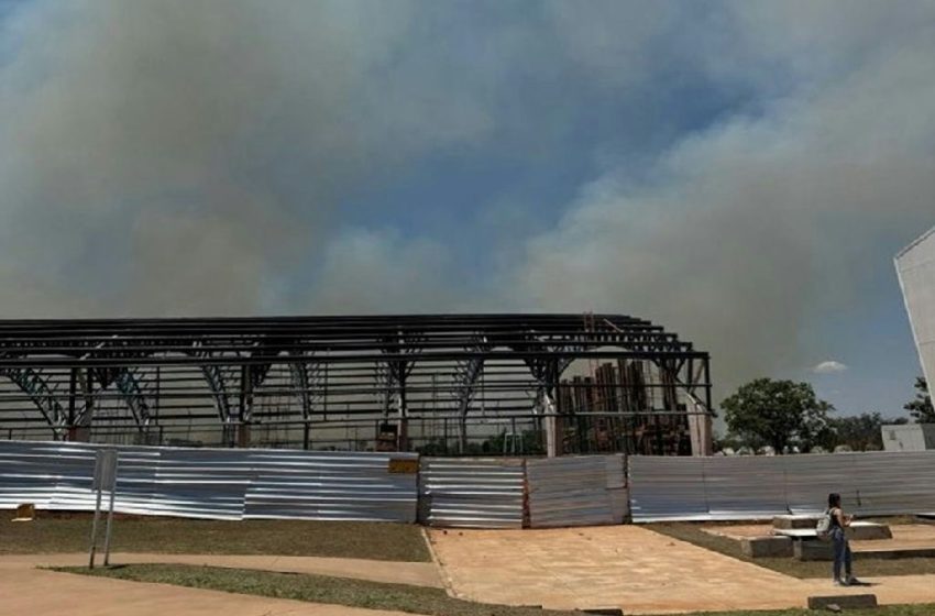  Fumaça de incêndio perto da Unb no Gama aciona bombeiros do DF nesta terça (29/9).