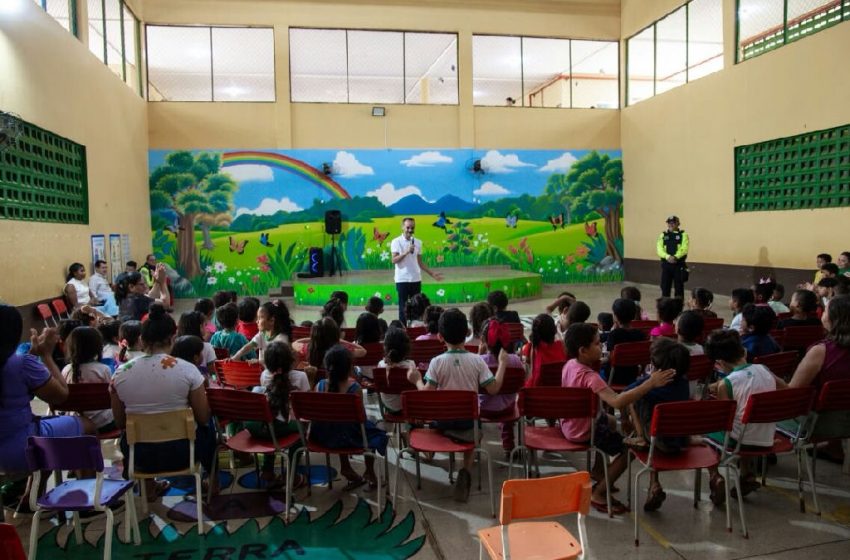 Peça teatral lúdica ensina segurança no trânsito a estudantes em Parauapebas