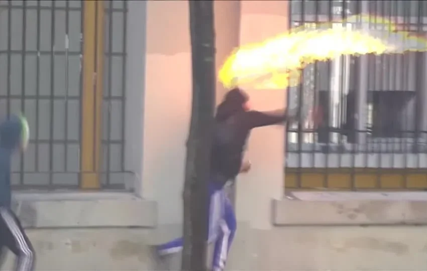 Albânia registra confrontos com coquetéis molotov em protestos contra primeiro-ministro