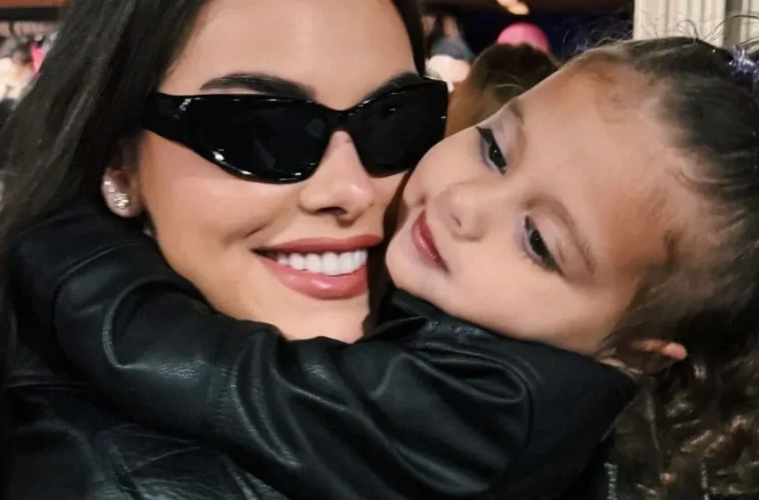 Amanda Kimberlly leva Helena, filha com Neymar, para o primeiro show do BTS em São Paulo