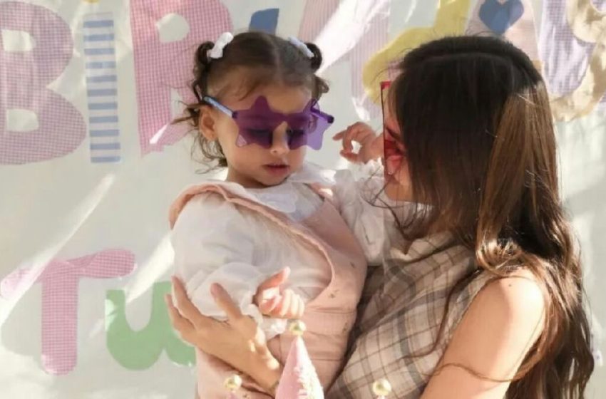 Amanda Kimberlly registra boletim de ocorrência após ataques virtuais contra a filha Helena