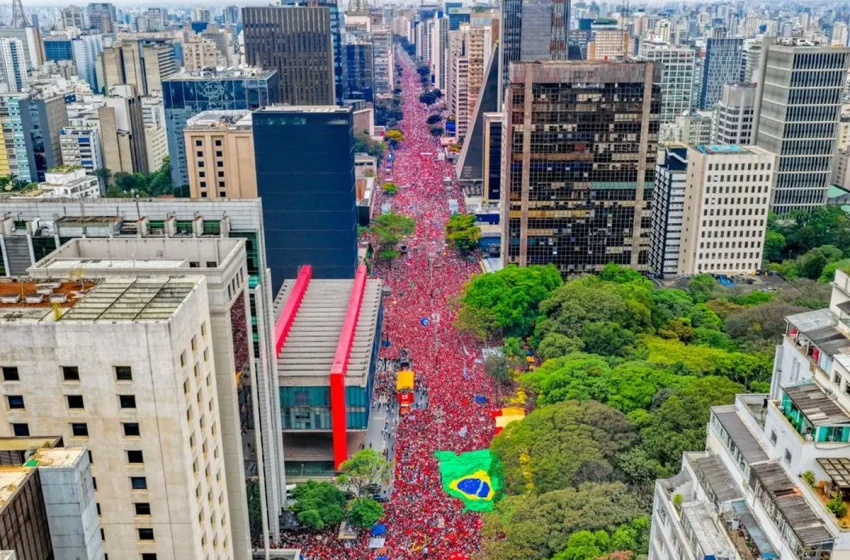 Ato na Avenida Paulista reforça defesa da democracia e busca por votos