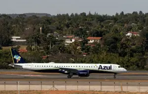 Azul aponta recuperação mais lenta no setor aéreo por causa do combustível