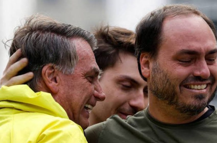 Carlos Bolsonaro resgata vídeo de Jair Bolsonaro após saída de Flávio do país