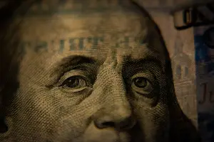 Dólar pode atingir R$ 5,60 com pressão fiscal e queda de até 30% na Bolsa