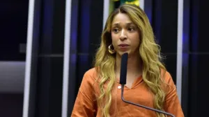 Erika Hilton supera 1,5 milhão de votos e estabelece recorde histórico para mulheres na Câmara