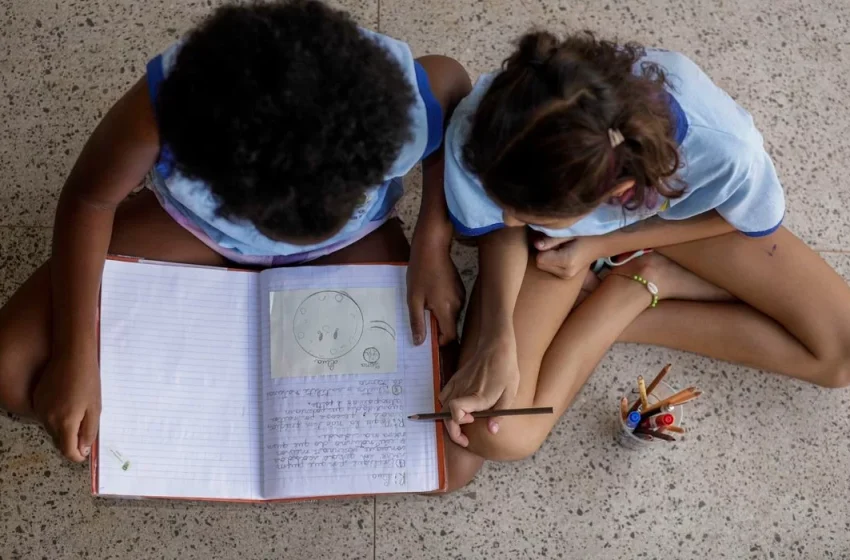 Escolas brasileiras registram progresso notável na educação antirracista