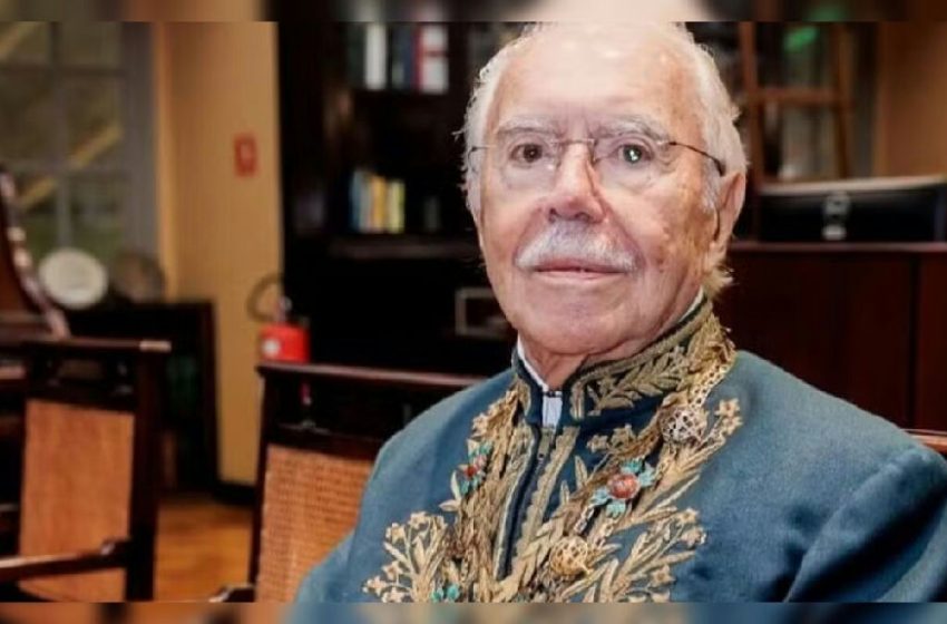 Ex-presidente José Sarney permanece internado após cirurgia de obstrução intestinal