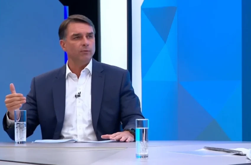Flávio afasta eduardo de ministério e evita descartar futuro cargo para o pai