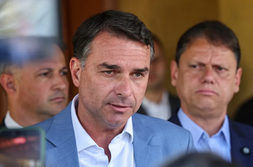 Flávio Bolsonaro consolida vantagem na corrida por apoio do Centrão no segundo turno