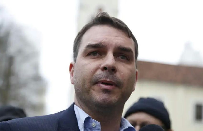 Flávio Bolsonaro defende alterações na Constituição sobre STF e sistema tributário