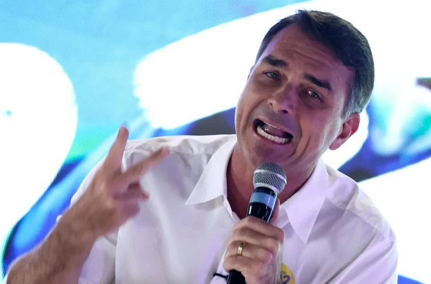 Flávio Bolsonaro detalha propostas para salário mínimo e Bolsa Família em São Paulo