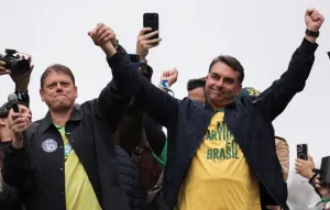 Flávio Bolsonaro vê esperança em apoio de Tarcísio e busca alianças no Centrão para o segundo turno