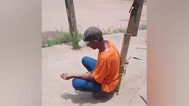 Homem suspeito de furto em igreja é contido e amarrado em placa de trânsito