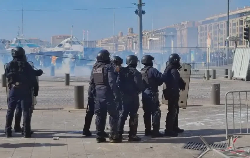 Manifestantes invadem prefeituras e geram caos em cidades da França