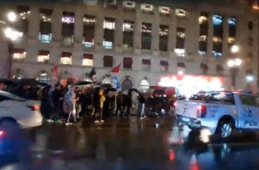 Manifestantes protestam em São Paulo contra redução de ônibus no segundo turno