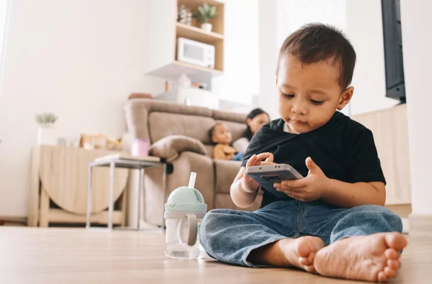 Rejeição a celulares para crianças pequenas: 82% dos adultos se opõem, aponta pesquisa