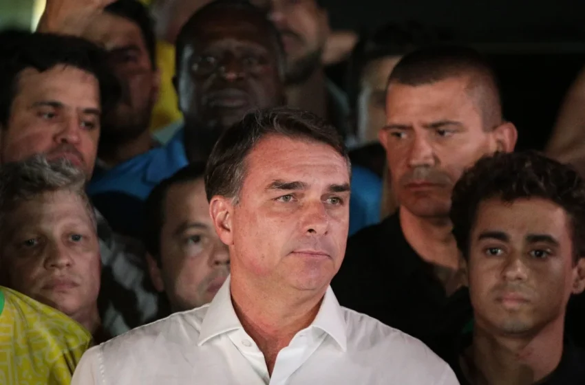 Senador Flávio Bolsonaro chega aos Estados Unidos com segurança segundo aliado de Trump