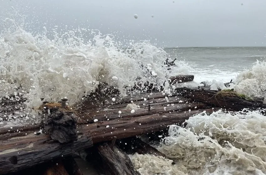 Tempestade severa remove areia e expõe naufrágio centenário na costa dos EUA