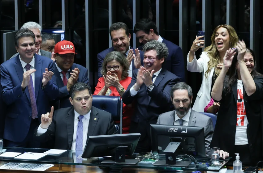 Trabalhadores brasileiros terão duas folgas semanais com fim da escala 6x1 promulgado