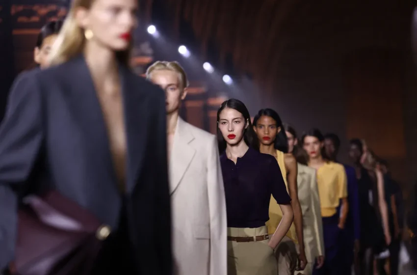 Victoria Beckham aposta em alfaiataria oversized na Semana de Moda de Paris